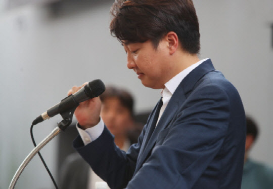 이준석 국민의힘 전 대표가 4일 오후 대구 중구 김광석 거리에서 당원들과 만나 발언하고 있다. 이 전 대표는 기자회견 방식으로 지역 당원들과 시민들을 만났다. <연합뉴스>